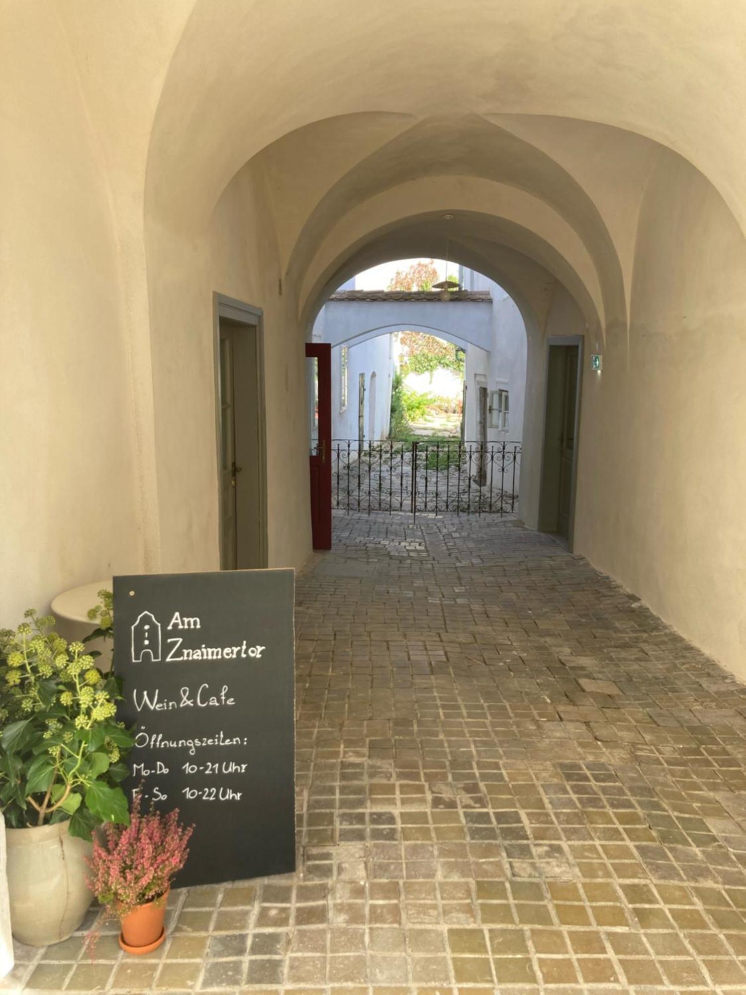 Am Znaimertor Retz Exterior foto